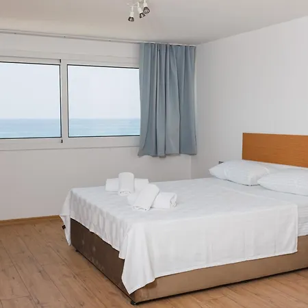 Hotel Azure Bay *