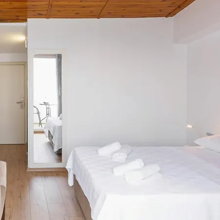 Azure Bay Hotel Agia Varvara