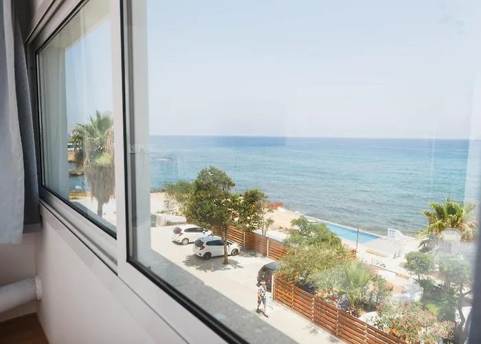 Azure Bay Ξενοδοχείο *