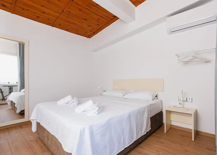 Ξενοδοχείο Azure Bay *